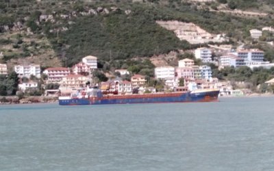 Φορτηγό πλοίο προσάραξε στη Λευκάδα – Στο σημείο πλωτό του λιμενικού (εικόνες)