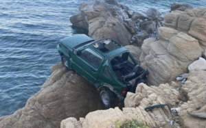 Τροχαίο στη Μύκονο: Στα βράχια βρέθηκαν δύο αυτοκίνητα - Μία νεκρή