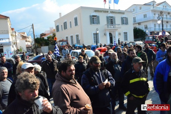 «Δεν θα επιτρέψουμε να μας αφανίσουν» - Δυναμικό συλλαλητήριο στο Αργοστόλι των αγροτών που σκληραίνουν την στάση τους (εικόνες + video)