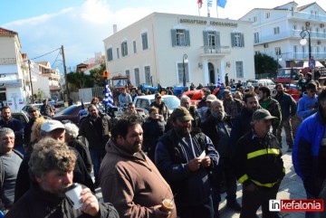 «Δεν θα επιτρέψουμε να μας αφανίσουν» - Δυναμικό συλλαλητήριο στο Αργοστόλι των αγροτών που σκληραίνουν την στάση τους (εικόνες + video)