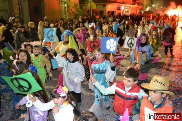 Με παλμό, κέφι και πολύ χορό η βραδινή παρέλαση στο Ληξούρι (εικόνες + video)