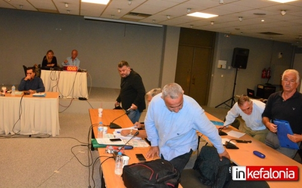 Ανίκανη και "λίγη" η Δημοτική Αρχή! Ένταση και αποχωρήσεις στο δημοτικό συμβούλιο (εικόνες + video)