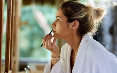 Είσαι άνω των 40; Aυτό το makeup trick με το μολύβι χειλιών θα αναδείξει τα χαρακτηριστικά σου