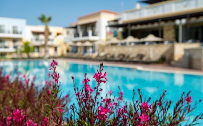 Ξενοδοχείο στην Λειβαθώ αναζητά άτομα για την ρεσεψιόν και τον μπαρ πισίνας