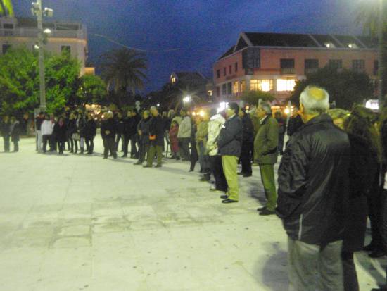 Eικόνες απο τη συγκέντρωση στην κεντρική πλατεία Αργοστολίου
