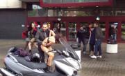 Απίστευτος γυναικοκαυγάς έξω από ένα εμπορικό κέντρο- Την έγδυσε στη μέση του δρόμου! (VIDEO)