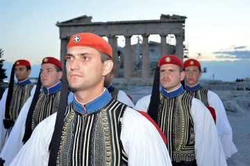 Καρέ καρέ η επίσημη αλλαγή της Προεδρικής Φρουράς... και οι Κεφαλονίτες Εύζωνες!