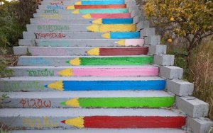 Κεφαλονιά: Ρήματα και χρώματα της αισιοδοξίας στην σκάλα του σχολείου στο Μαρκόπουλο! (εικόνες)