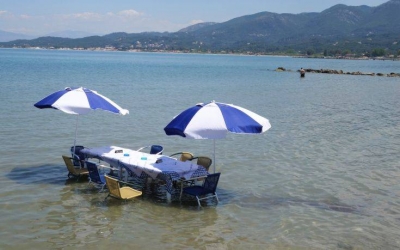 Ταβέρνα στην Κέρκυρα έβαλε τραπέζι μέσα στη θάλασσα (εικόνες)