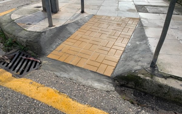 Μπλοκάρισμα ραμπών ΑΜΕΑ στο Αργοστόλι - Το Ασήκωτο Βάρος της Αδιαφορίας