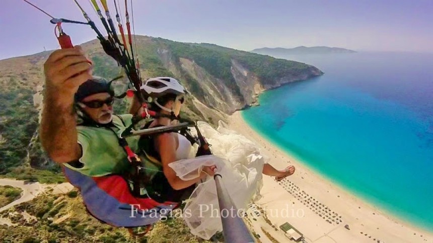 Γαμπρός και νύφη «πετάνε» με αλεξίπτωτα πλαγιάς πάνω από τον Μύρτο! (εικόνες + video)