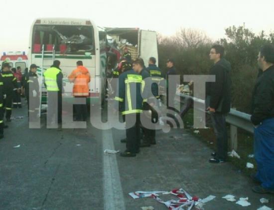 Tραγωδία στα Μάλγαρα! Λεωφορείο του ΚΤΕΛ &quot;καρφώθηκε&quot; σε νταλίκα - Δύο νεαρές γυναίκες ξεψύχησαν στην άσφαλτο