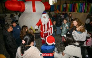 Σε εορταστικό κλίμα το άναμμα του Χριστουγεννιάτικου δέντρου στα Βλαχάτα