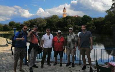 Μπροστά στη λίμνη του Καραβόμυλου Κεφαλονιάς