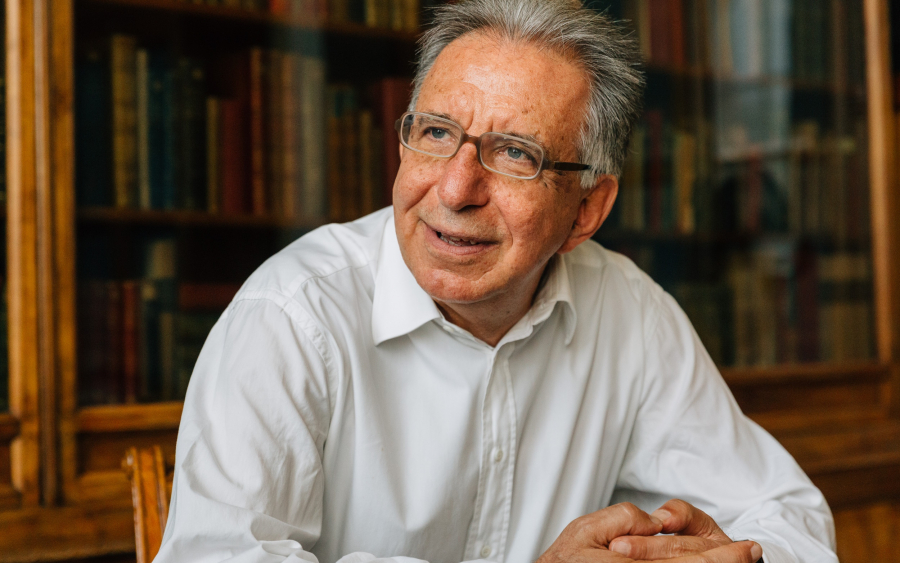 Αθανάσιος Φωκάς: Λιγότερο θανατηφόρος πλέον ο ιός – Τα δύο σενάρια για την πανδημία