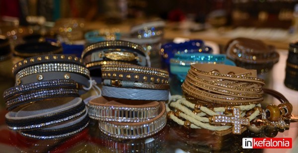 Εντυπωσιάστε και αυτές τις γιορτές με αξεσουάρ από το κατάστημα ''AD''!