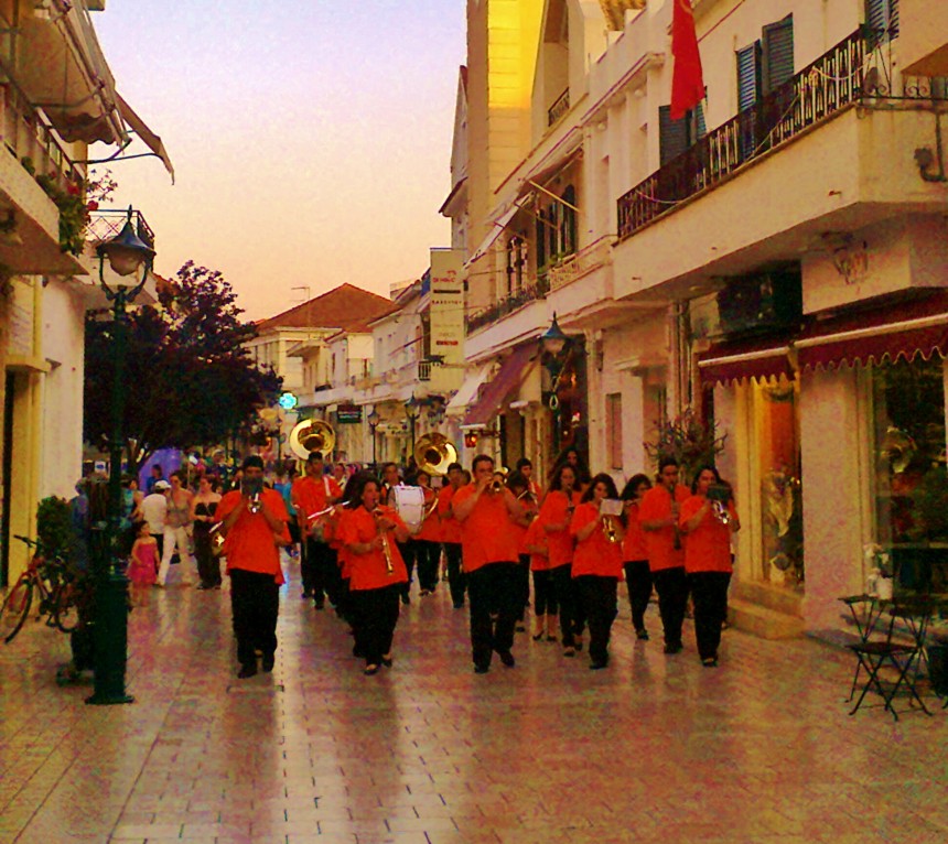 Περατζάδα στο Λιθόστρωτο απο την Φιλαρμονική της ΚΕΔΗΚΕ