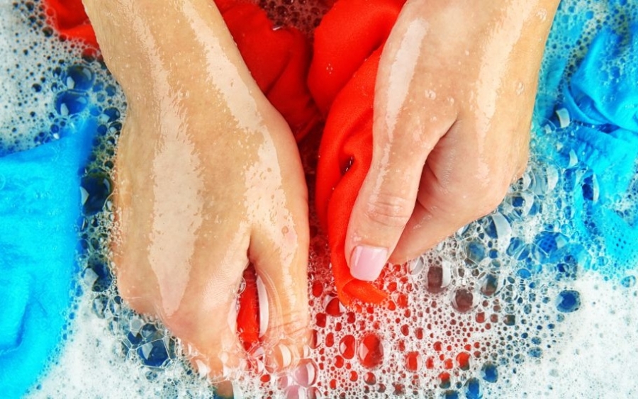Αυτά είναι τα λάθη που κάνεις όταν πλένεις τα ρούχα στο χέρι