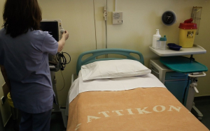 Αττικόν: Ασθενής μαχαίρωσε νοσηλεύτρια και αυτοκτόνησε πηδώντας από τον 5ο όροφο