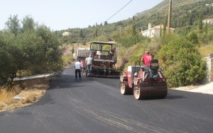 Βαλεριάνο: Ασφαλτοστρώθηκε ο δρόμος προς την παραλία Κορώνι! Γερ. Πετράτος: &#039;&#039;Απαντάμε με έργα και όχι με υποσχέσεις&#039;&#039;