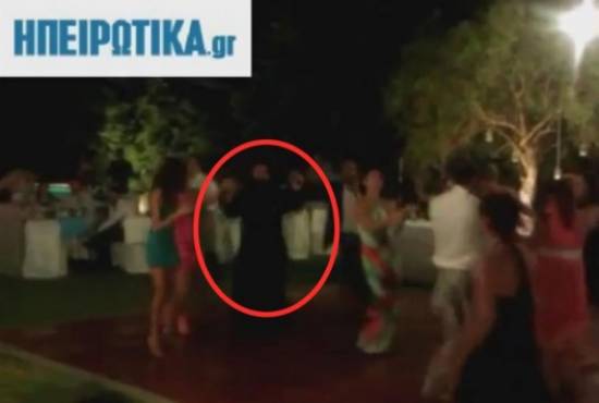 Παπάς χορεύει το... &quot;Δε σου κάνω τον Άγιο&quot;! (video)