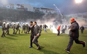 Η βλακεία είναι αήττητη! Αναβλήθηκε το ντέρμπι στην Λεωφόρο λόγω επεισοδίων!