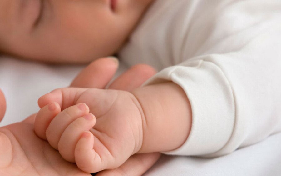 Τραγωδία στην Αίγινα: Βρέφος 20 μηνών πνίγηκε στο σπίτι του τρώγοντας τσουρέκι