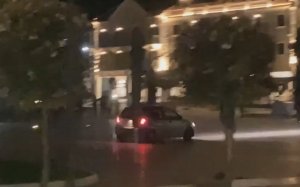 Συνελήφθη ο νεαρός που ανέβηκε με το ΙΧ του στην πλατεία Αργοστολίου, πραγματοποιώντας "φιγούρες"