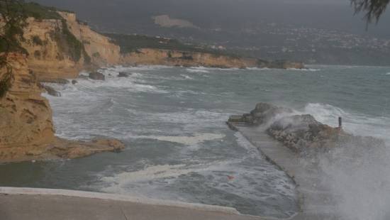 Φουρτούνιασε η θάλασσα – Εικόνες με… πολλά μποφόρ από την Πεσσάδα! (video)