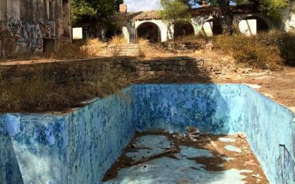 Σκέτο ερείπιο: Ετσι είναι σήμερα η βίλα της Βουγιουκλάκη στην ταινία «Η αρχόντισσα και ο αλήτης» [εικόνες]