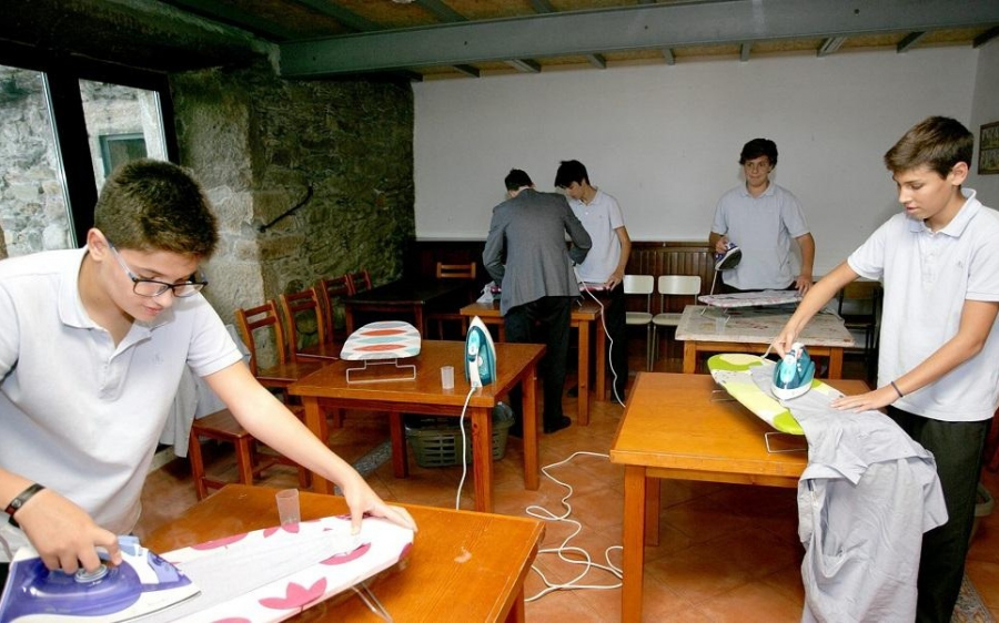 Κολέγιο στην Ισπανία μαθαίνει στα αγόρια πώς να κάνουν τις δουλειές του σπιτιού