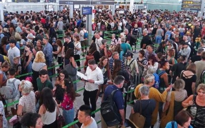 Χάος στα αεροδρόμια του πλανήτη: Κατέρρευσαν τα συστήματα check-in σε ΗΠΑ, Αγγλία, Γαλλία, Ελβετία