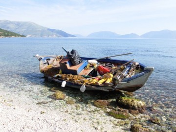 Καραβόμυλος: Βάρκα στην ακτή από τα απόνερα του Speedrunner ιιι