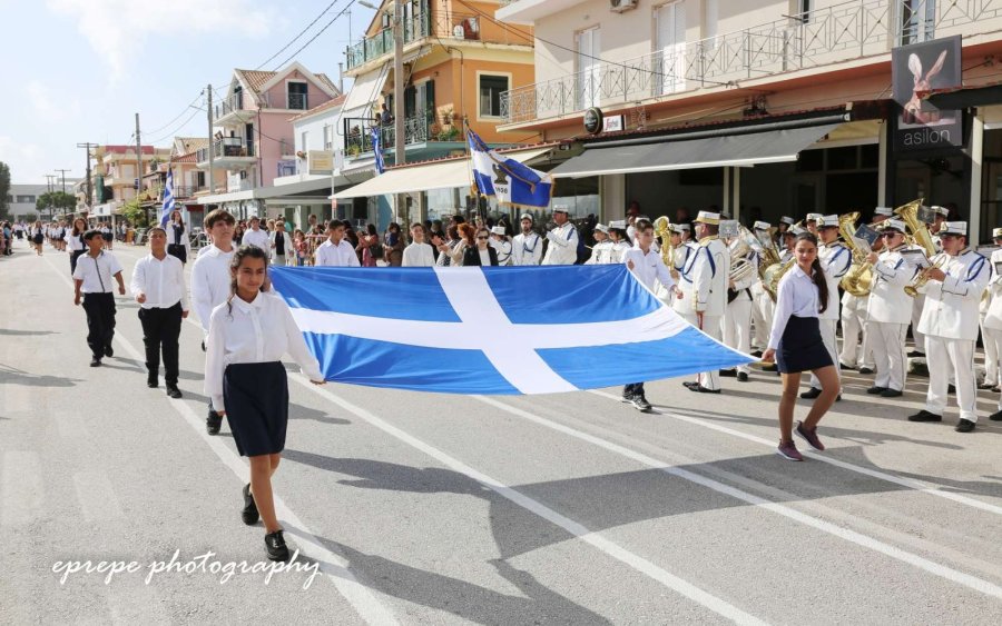 28η Οκτωβρίου - Ληξούρι: Η μαθητική παρέλαση και οι καταθέσεις στεφάνων