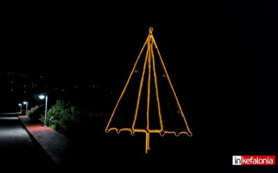 Ένα όμορφο Χριστουγεννιάτικο δέντρο, υποδέχεται όσους φτάνουν στα Λουρδάτα! (εικόνες)