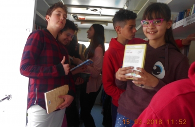 Ιακωβάτειος: Με το βιβλιοαυτοκίνητο «Βιβλία παντού - Γνώση παντού»
