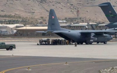 ΗΠΑ: Ο Μπάιντεν επιστρατεύει εμπορικά αεροσκάφη για να απομακρύνει ανθρώπους από το Αφγανιστάν