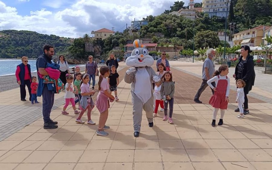 Κεφαλονιά: Με μεγάλη συμμετοχή παιδιών και Γιγάντιο Λαγό έγινε το κυνήγι των Πασχαλινών Αυγών στον Πόρο!