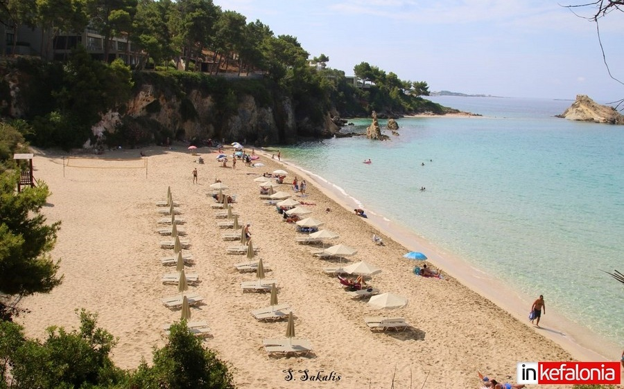 Τοποθετήθηκαν ομπρέλες και ξαπλώστρες στον Πλατύ Γιαλό (εικόνες)