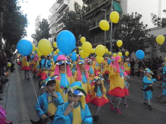 Η Πάτρα γέμισε από χρώματα στη παιδική παρέλαση του Καρναβαλιού (εικόνες)
