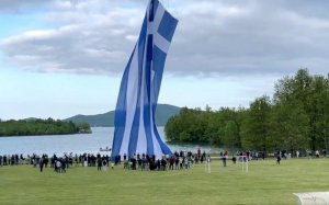 Συγκλονιστική έπαρση της μεγαλύτερης Ελληνικής σημαίας στον κόσμο από αερόστατο στη Λίμνη Πλαστήρα [βίντεο]