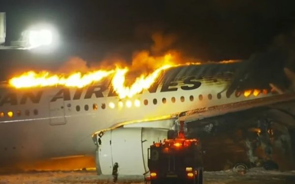 Στις φλόγες αεροπλάνο της Japan Airlines - Απομακρύνθηκαν και τα 400 άτομα που επέβαιναν