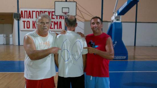 Ο εορτάζοντας Πάνος Ματιάτος (δεξιά) με τους φίλους του Θοδωρής Πιαγκαλάκης και Παντελής Καππάτος (πλάτη)