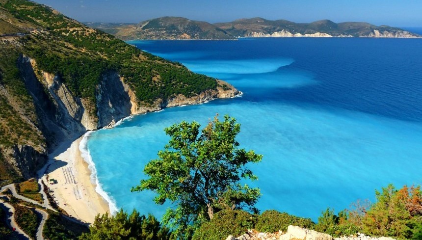 Telegraph: Ο Μύρτος στην Κεφαλονιά είναι η ωραιότερη παραλία στην Ελλάδα!