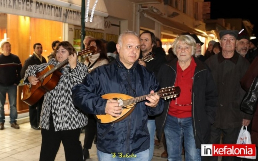 Υπέροχη ατμόσφαιρα στο Αργοστόλι! Γέμισε Χριστουγεννιάτικες μελωδίες το Λιθόστρωτο! (εικόνες +video)