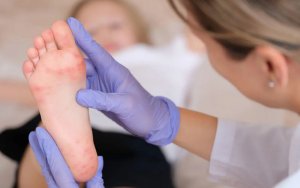 Ιός Κοξάκι στα παιδιά: Τι πρέπει να γνωρίζουν οι γονείς – Συμπτώματα και πρόληψη