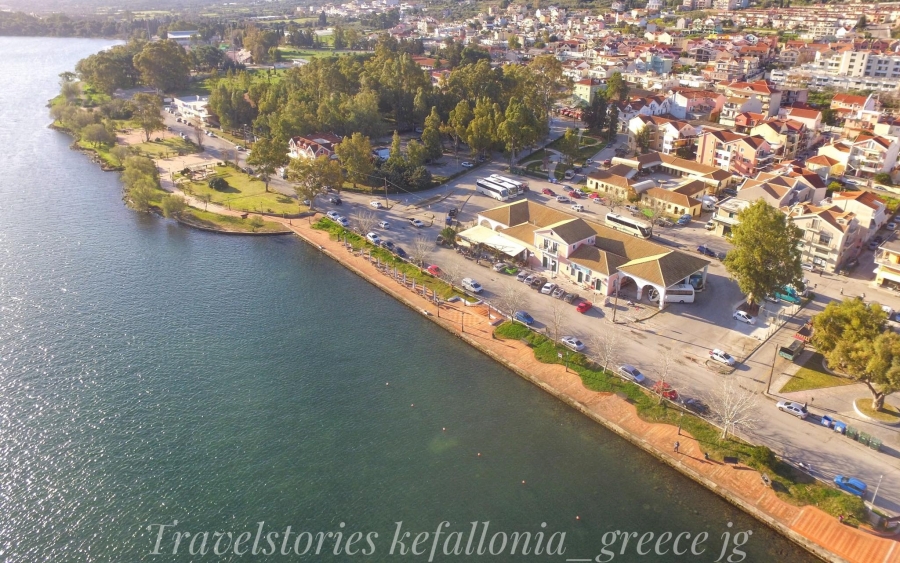 Πετάμε πάνω από το ΚΤΕΛ Κεφαλονιάς και την Λιμνοθάλασσα Κουτάβου (video)