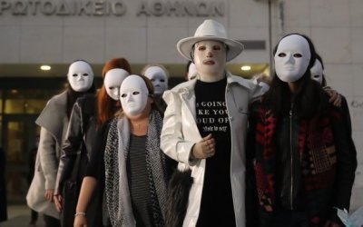Επίθεση με βιτριόλι: Με μάσκες οι φίλες της Ιωάννας Παλιοσπύρου - &quot;Θα είμαι δίπλα σε όποια γυναίκα με χρειαστεί&quot;
