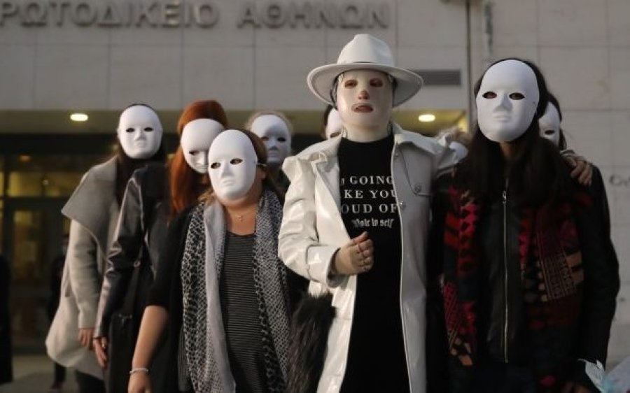 Επίθεση με βιτριόλι: Με μάσκες οι φίλες της Ιωάννας Παλιοσπύρου - "Θα είμαι δίπλα σε όποια γυναίκα με χρειαστεί"