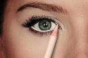 Λευκό μολύβι: Ο σωστός τρόπος να κάνει τα μάτια να φαίνονται μεγαλύτερα